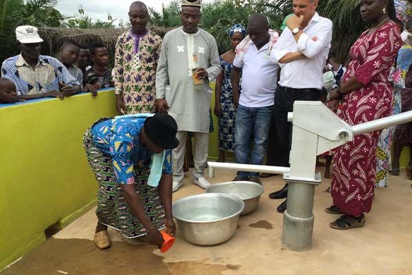 Forage et construction de puits d'eau potable en Afrique (Bénin, Togo, Côte d'Ivoire...) par l'Association MJ pour l'Enfance