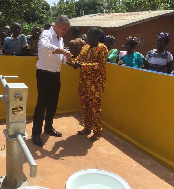 Depuis 2016, l'Association MJ pour l'enfance réalise des forages au Bénin et Togo pour donner de l'eau potable aux habitants