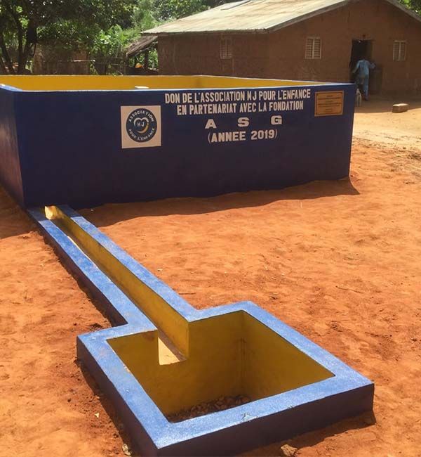Grâce à la construction de puits par l'association, les habitants du Togo et Bénin en Afrique ont accès à l'eau potable dans leur village