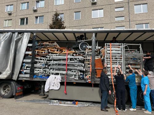 Déchargement du camion avec les 30 lits médicalisés pour l'Ukraine