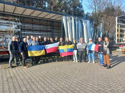 Déchargement du camion pour l'Ukraine en Pologne