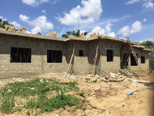 Visite de la maternité en construction à Adjohoun
