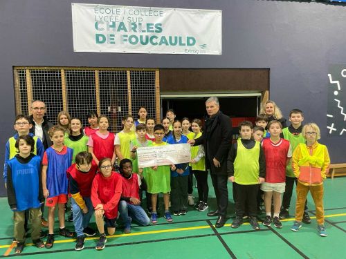 Remise d'un chèque de 1 514.90€ par l'école Charles de Foucauld
