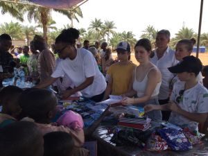 Remise de matériel scolaire aux enfants