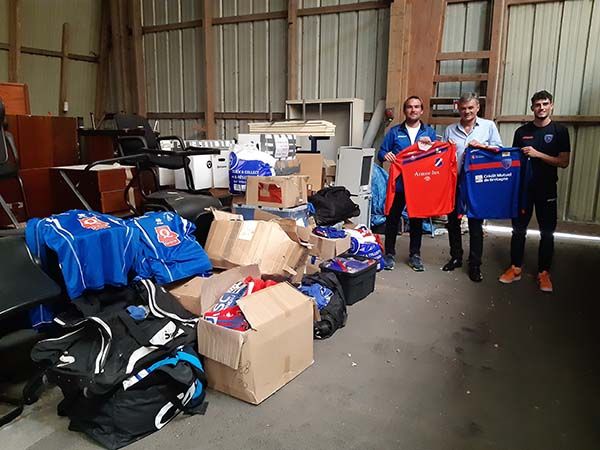 Remise de matériel sportif par l’US Concarneau pour les enfants du Bénin et Togo, Afrique Remise de matériel sportif par l’US Concarneau pour les enfants du Bénin et Togo, Afrique