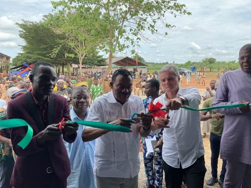 INAUGURATION D'UNE ÉCOLE A YEVI - ZÉ